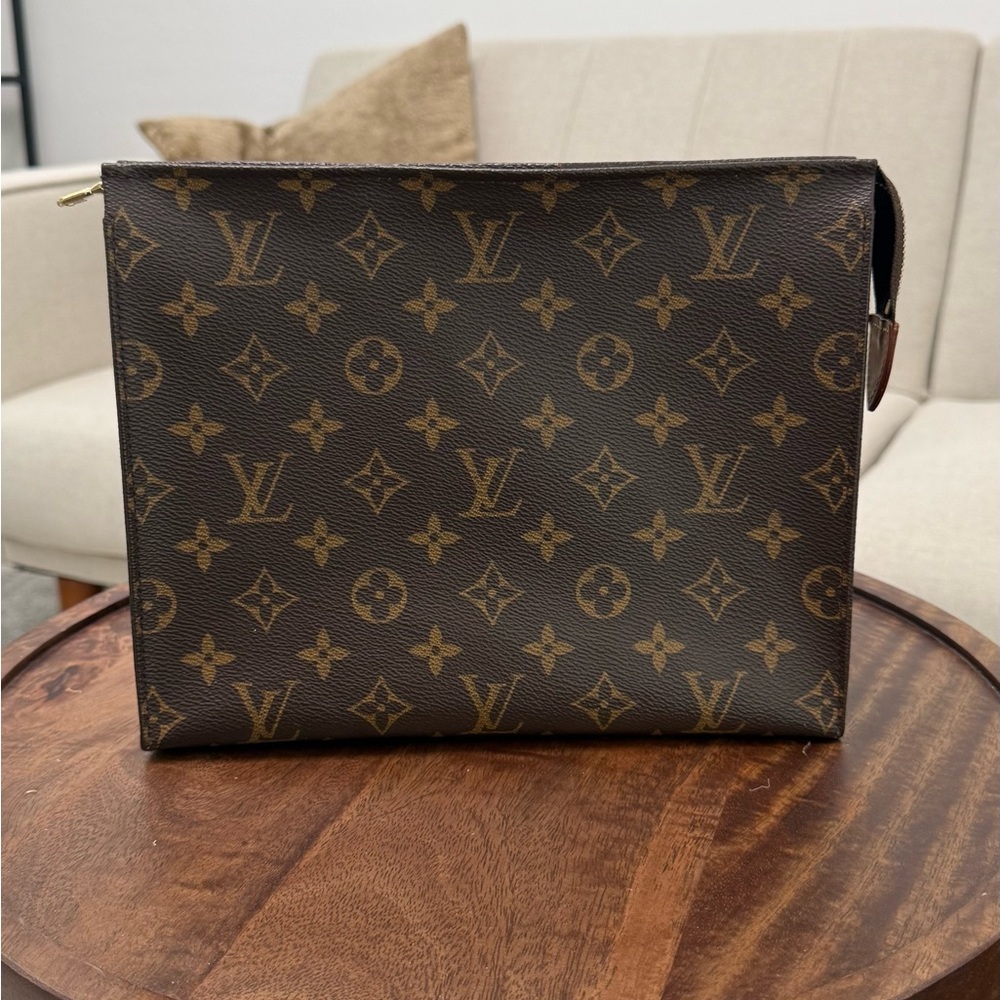 Louis Vuitton Toiletry 26